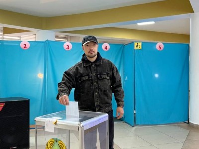 
                    Солисты группы «Алатау серілері» призвали казахстанцев принять участие в референдуме
                