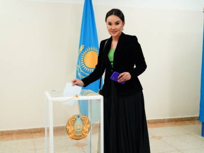 
                    Деятель культуры Марал Анарбек проголосовала в Алматы на референдуме
                