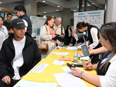 
                    Популярные исполнители голосуют на избирательных участках в Алматы
                