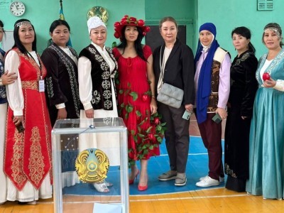 
                    Референдум по АЭС: в национальной одежде проголосовали сотрудники Центра поддержки семьи в Алматы 
                