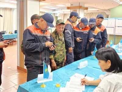 
                    В Алматы на референдуме голосуют целыми предприятиями 
                
