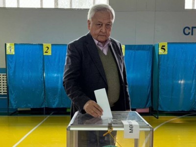 
                    Председатель Союза писателей Казахстана Мереке Кулкенов принял участие в референдуме в Алматы
                
