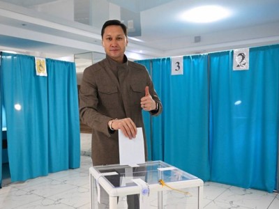 
                    «Наши дети и потомки должны иметь все самое лучшее» - Азамат Сатыбалды проголосовал на референдуме в Алматы
                