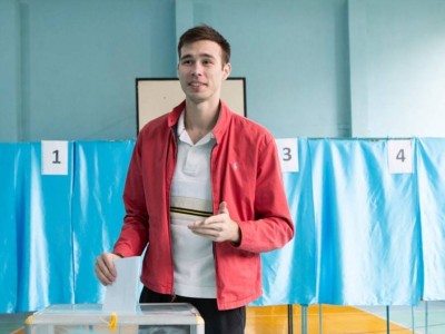 
                    Серебряный призер Олимпиады Нариман Курбанов отдал свой голос на референдуме
                