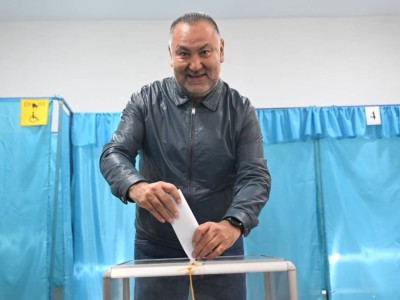 
                    Нурлан Абдуллин проголосовал на референдуме в Алматы
                