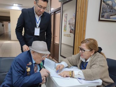 
                    Ветеран ВОВ Илья Кудин проголосовал на референдуме в Алматы 
                