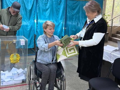 
                    Мастер спорта по паратанцам Сабина Абдрахмет проголосовала на референдуме
                