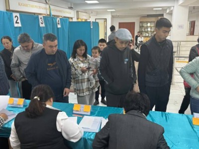 
                    В Алматы на избирательных участках наблюдаются очереди
                