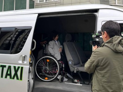 
                    Алматинка Меруерт Кулахметова для участия в референдуме воспользовалась услугой инватакси
                