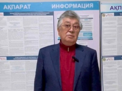 
                    Драматург Нурлан Оразалин проголосовал на референдуме в Алматы
                