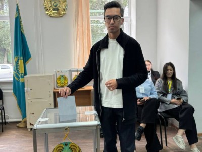 
                    Певец Дидар Каден проголосовал на референдуме
                