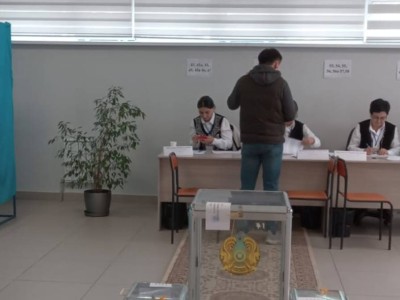 
                    На избирательные участки в Алматы горожане приходят семьями 
                