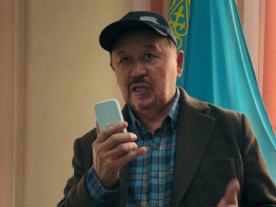 
                    Казахстанский поэт Адилгазы Каирбеков проголосовал на референдуме в Алматы
                