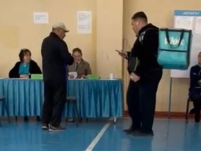 
                    В Алматы на одном из избирательных участков был замечен курьер
                