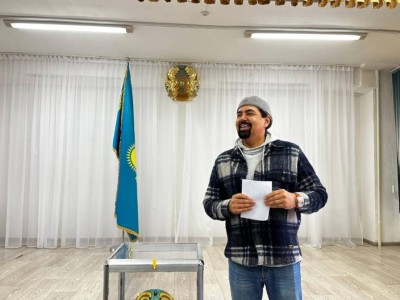 
                    Певец Парвиз Назаров проголосовал на референдуме в Алматы
                
