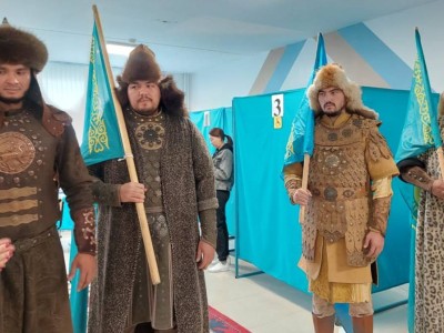
                    В духе Великой степи: алматинские батыры проголосовали на референдуме
                