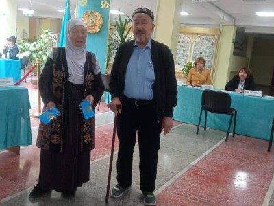 
                    Первых проголосовавших в Алматы избирателей встретили сладкими угощениями
                