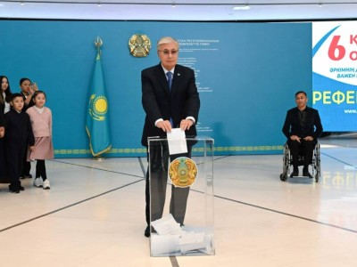 
                    Токаев проголосовал на референдуме и ответил на вопросы СМИ
                