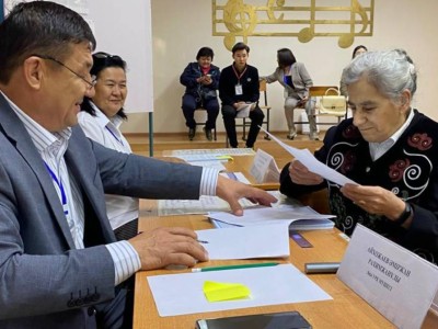 
                    Первой проголосовавшей на избирательном участке №64 стала общественный деятель Асылы Осман
                