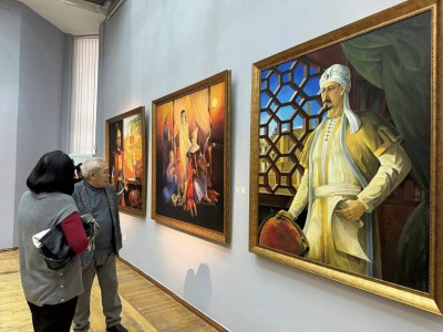 
                    Ярких красок зимнему Алматы добавил член Союза художников РК Рахимжан Садыгулов
                