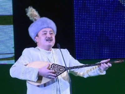 
                    Депутат призывает не встречать зарубежных звезд в национальной одежде и не дарить им домбру
                