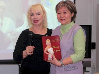 
                    В Нацбиблиотеке заслуженная артистка РК Нина Жмеренецкая представила книгу «Жизнь и сцена»
                