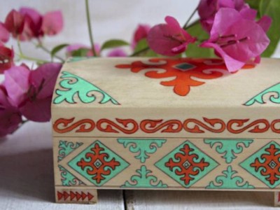 
                    Бопешка памятных мгновений: алматинка Aлина Сабралиева создает миниатюрные казахские национальные сундучки
                