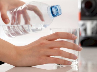 
                    Диетолог объяснила, зачем в жару пить щелочную воду
                