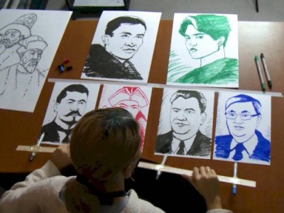 
                    Написать шесть портретов одновременно: алматинская художница покоряет соцсети
                