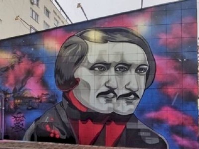
                    Двуликий Гоголь: мурал с изображением классика литературы перерисовали на здании в Алматы
                