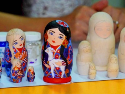 
                    Художница из Алматы расписывает русских матрешек в национальном казахском стиле
                