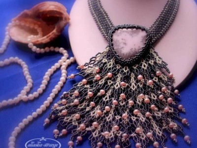 
                    Как маленькие бусинки превращаются в произведение искусства
                
