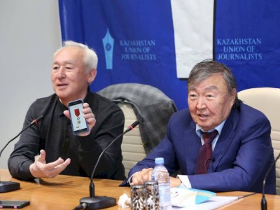 
                    Известного казахстанского поэта Олжаса Сулейменова наградили Орденом Почетного Легиона Франции
                
