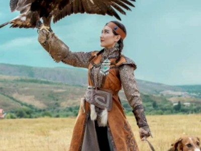 
                    По богатырским меркам: этнодизайнер Ляззат Исаханова создает уникальные национальные костюмы
                