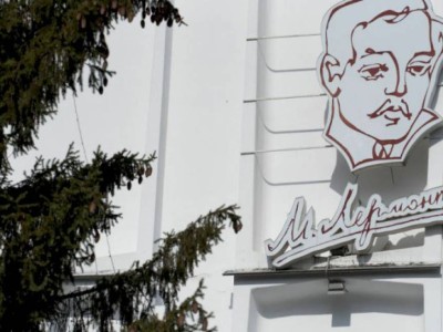
                    В театре им. Лермонтова в Алматы открылась экспозиция, посвященная Юрию Рутковскому
                