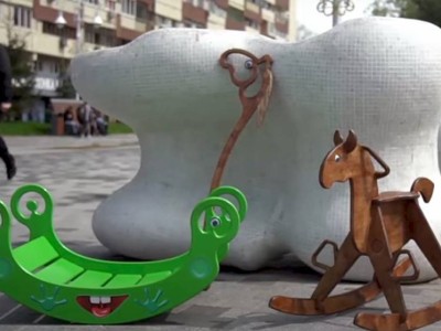 
                    Фотограф Женис Ыскабай изготавливает деревянные игрушки в национальном стиле
                