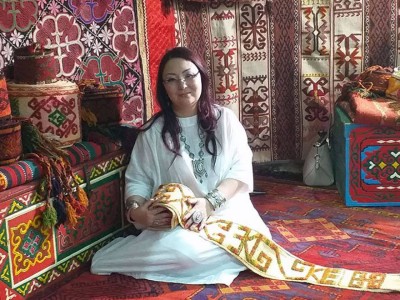 
                    Дана Бектаева умеет читать ковры, словно книги
                