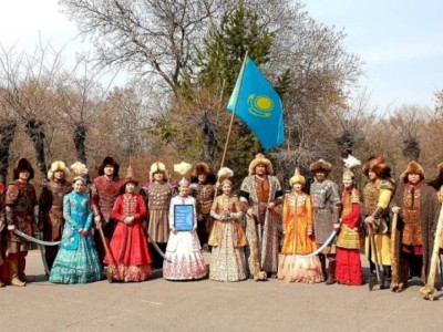 
                    Знай наших
                