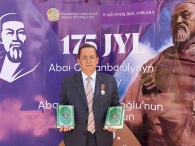 
                    Президент Казахстана наградил турецкого писателя орденом «Достық»
                