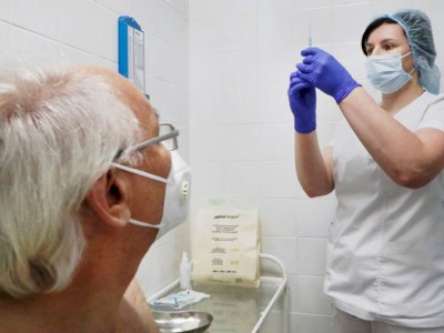 
                    Почему пожилые легче переносят вакцинацию от COVID-19
                