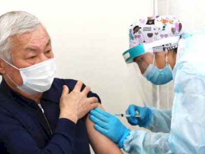 
                    Казахстанцы привились отечественной вакциной от COVID-19
                