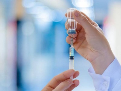 
                    Станут ли прививки панацеей от распространения COVID-19?
                