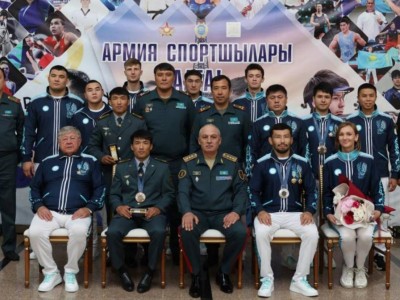 
                    Воинские звания, медали и премии: министр обороны наградил армейских спортсменов-олимпийцев
                