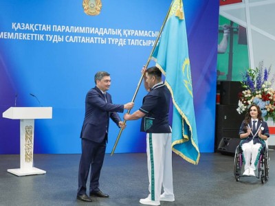 
                    Бектенов вручил государственный флаг казахстанским паралимпийцам 
                