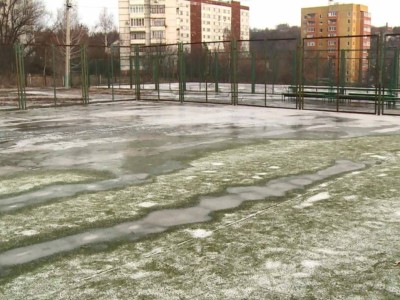 
                    Жезказганские футболисты ФК «Ұлытау» тренируются на заледеневшем неочищенном поле
                