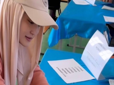 
                    В Алматы экс-участница группы «КешYou» Молдир Ауелбекова проголосовала на выборах
                