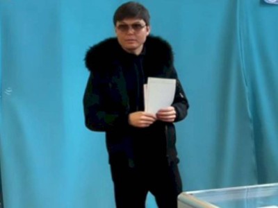 
                    Известный певец Ернар Айдар проголосовал в Алматы
                