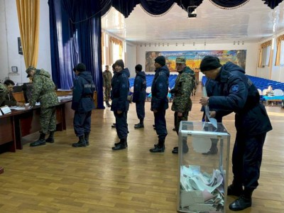 
                    Нацгвардейцы проголосовали на выборах в Алматы
                