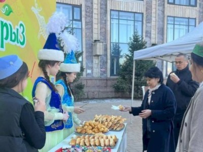 
                    На избирательных участках в Алматы раздают наурыз коже и баурсаки
                