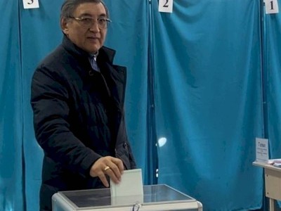 
                    Общественный деятель Кенжехан Матыжанов проголосовал на выборах в Алматы
                